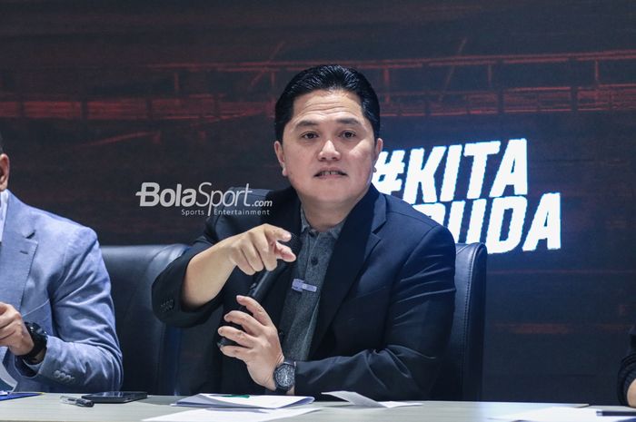 Ketua Umum PSSI, Erick Thohir, sedang memberikan keterangan kepada awak media di GBK Arena, Senayan, Jakarta, Kamis (22/6/2023) siang.