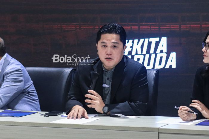 Ketua Umum PSSI, Erick Thohir, sedang memberikan keterangan kepada awak media di GBK Arena, Senayan, Jakarta, Kamis (22/6/2023) siang.