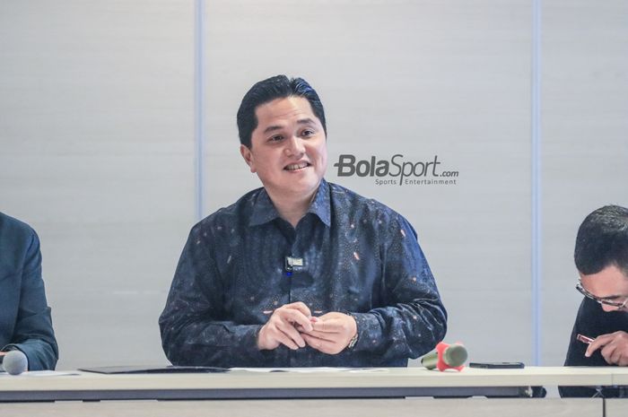 Ketua Umum PSSI, Erick Thohir, sempat memberikan senyuman saat hadir dalam sesi jumpa pers di Menara Danareksa, Gambir, Jakarta Pusat, Jumat (23/6/2023) siang.