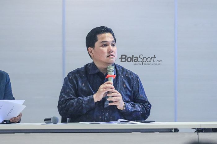 Ketua Umum PSSI, Erick Thohir, memberikan keterangan kepada awak media dalam sesi jumpa pers di Menara Danareksa, Gambir, Jakarta Pusat, Jumat (23/6/2023) siang.