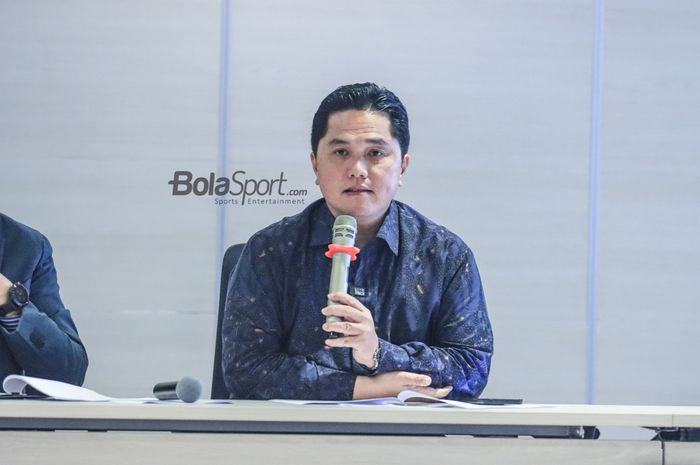 Ketua Umum PSSI, Erick Thohir, memberikan keterangan kepada awak media dalam sesi jumpa pers di Menara Danareksa, Gambir, Jakarta Pusat, Jumat (23/6/2023) siang.