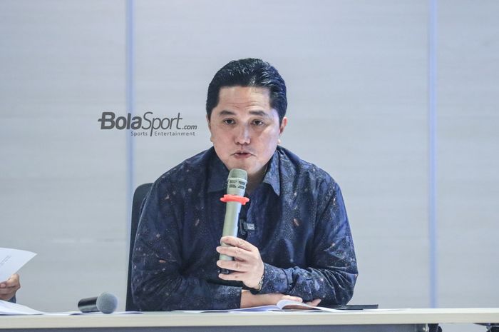 Ketua Umum PSSI, Erick Thohir, memberikan keterangan kepada awak media dalam sesi jumpa pers di Menara Danareksa, Gambir, Jakarta Pusat, Jumat (23/6/2023) siang.