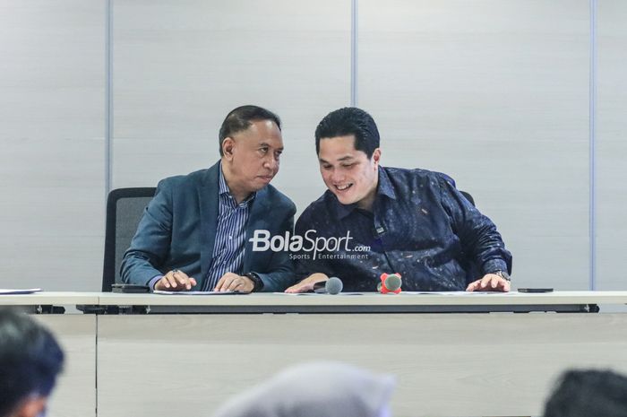 Ketua Umum PSSI, Erick Thohir (kanan), sedang berkomunikasi dengan wakilnya bernama Zainudin Amali (kiri) di Menara Danareksa, Gambir, Jakarta Pusat, Jumat (23/6/2023) siang.