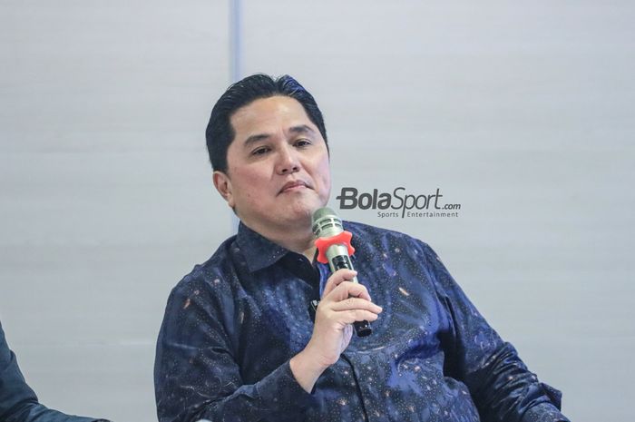 Ketua Umum PSSI, Erick Thohir, memberikan keterangan kepada awak media dalam sesi jumpa pers di Menara Danareksa, Gambir, Jakarta Pusat, Jumat (23/6/2023) siang.