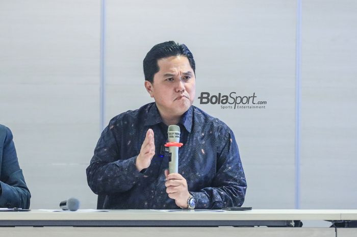 Ketua Umum PSSI, Erick Thohir, memberikan keterangan kepada awak media dalam sesi jumpa pers di Menara Danareksa, Gambir, Jakarta Pusat, Jumat (23/6/2023) siang.