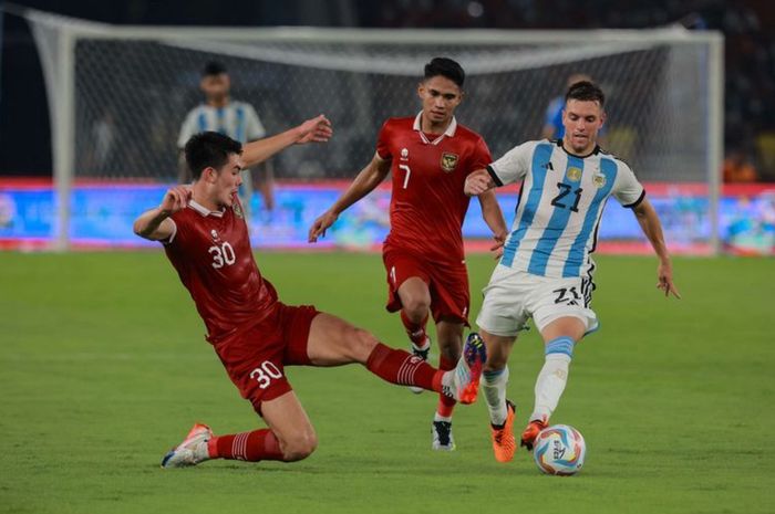 Gelandang serang Argentina Giovani Lo Celso menghadapi dua pemain Timnas Indonesia Elkan Baggott dan Marselino Ferdinan dalam uji coba FIFA di Stadion Utama GBK, Jakarta, 19 Juni 2023.