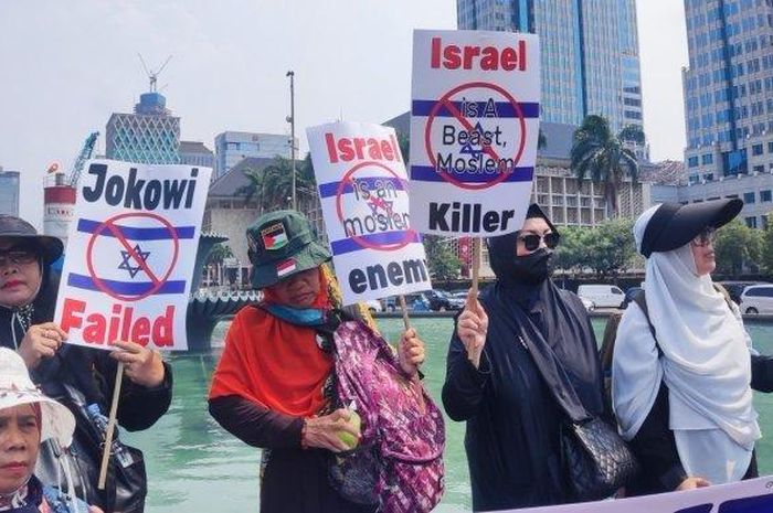 Demo penolakan timnas Israel yang diduga menjadi salah satu penyebab Indonesia gagal menjadi tuan rumah Piala Dunia U-20 2023. Namun, FIFA menebusnya dengan menjadikan Indonesia tuan rumah Piala Dunia U-17 2023.