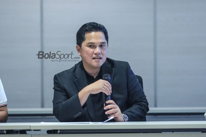 Ketua Umum PSSI, Erick Thohir, sedang memberikan keterangan kepada awak media dalam sesi jumpa pers di Menara Danareksa, Gambir, Jakarta Pusat, Sabtu (24/6/2023) sore.