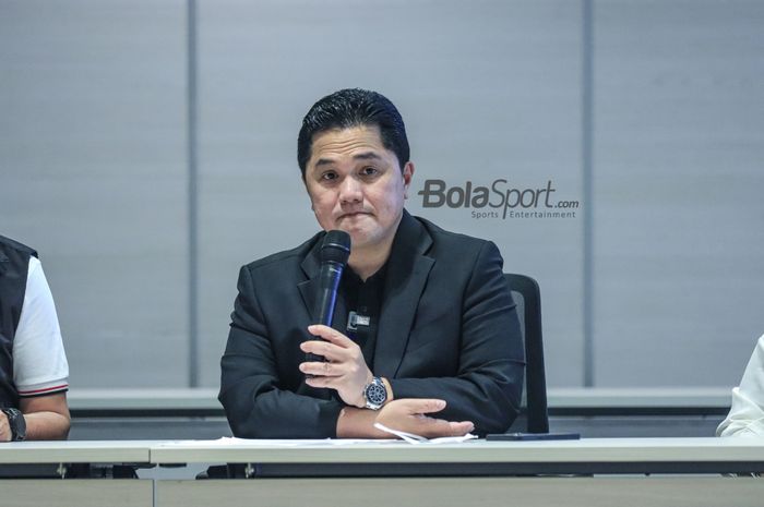 Ketua Umum PSSI, Erick Thohir, sedang memberikan keterangan kepada awak media dalam sesi jumpa pers di Menara Danareksa, Gambir, Jakarta Pusat, Sabtu (24/6/2023) sore.