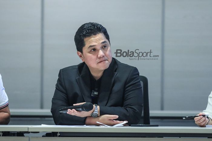 Ketua Umum PSSI, Erick Thohir, saat hadir dalam sesi jumpa pers di Menara Danareksa, Gambir, Jakarta Pusat, Sabtu (24/6/2023) sore.