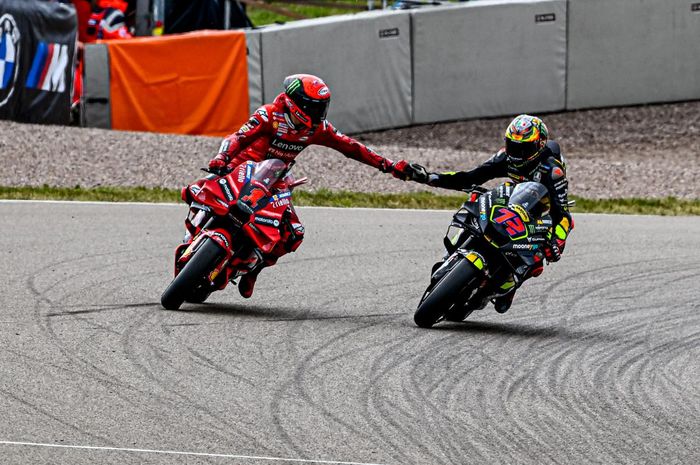 Dua murid Valentino Rossi, Marco Bezzecchi dan Francesco Bagnaia berduel pada balapan sprint MotoGP Belanda 2023, sedang Marc Marquez terjerembab di belakang.