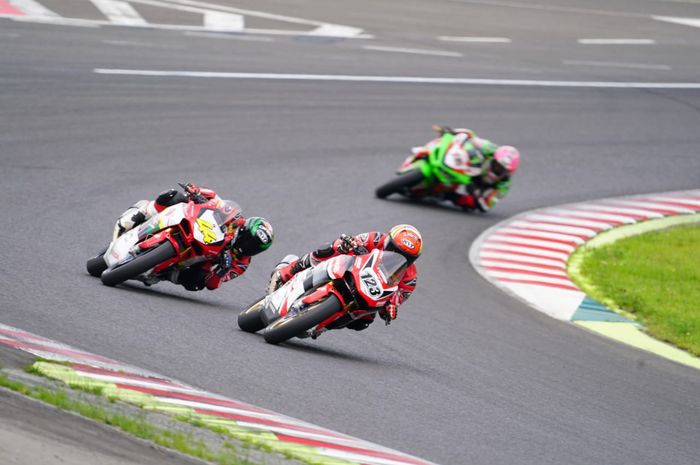 Pembalap Indonesia, Rheza Danica Ahrens saat beraksi pada putaran pertama seri ketiga AARC (Asia Road Racing Championship) 2023 pada putaran pertama, di Sportsland Sugo International Racing Course, Jepang Sabtu (24/6/2023).