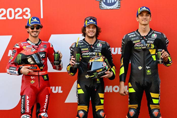 (Ki-ka) Francesco Bagnaia, Marco Bezzecchi, dan Luca Marini, setelah merebut posisi tiga besar dalam kualifikasi MotoGP Belanda 2023. Selain sama-sama menunggangi motor Ducati, ketiganya merupakan pembalap akademi VR46 besutan Valentino Rossi.