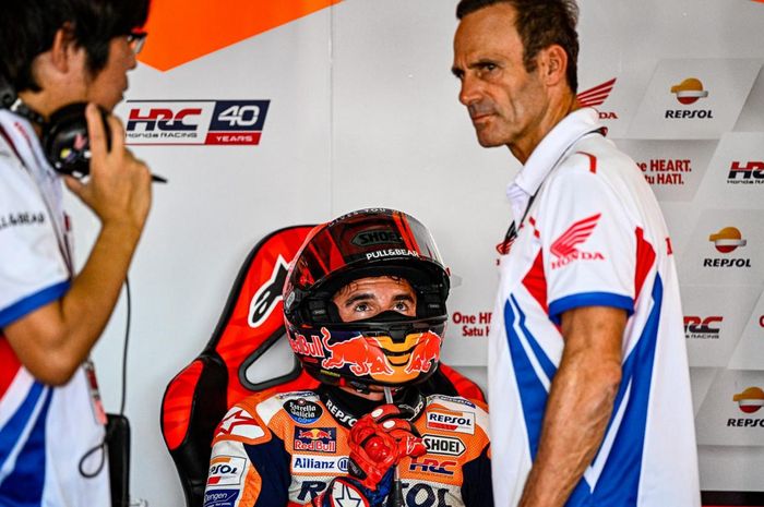 Manajer tim Repsol Honda, Alberto Puig (kanan) bersama Marc Marquez pada seri balap MotoGP Belanda 2023 di Sirkuit Assen, Jumat (23/6/2023).