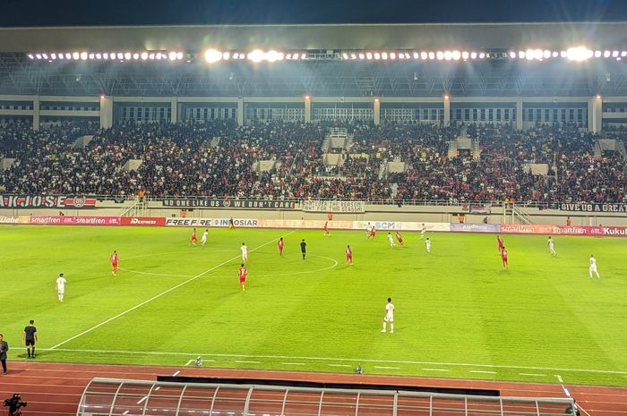 Suasana pertandingan uji coba antara Persis Solo versus Persebaya Surabaya di Stadion Manahan, Surakarta, Jawa Tengah, pada Sabtu (24/6/2023).