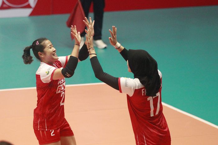 Outside hitter timnas bola voli putri Indonesia, Ratri Wulandari, melakukan tos dengan kapten tim, Wilda Siti Nurfadhilah Sugandi, saat menghadapi Taiwan pada semifinal AVC Challenge Cup 2023 di GOR Tri Dharma, Gresik, Jawa Timur, 24 Juni 2023.