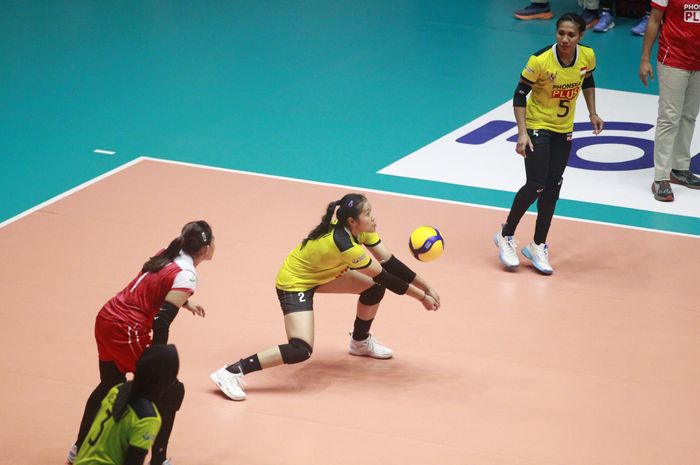 Hitter Indonesia, Ratri Wulandari, melakukan dig saat pertandingan menghadapi India di lanjutan babak delapan besar AVC Cup 2023. Ratri menjadi penyumbang poin terbanyak di pertandingan kali ini.