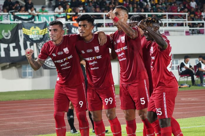 Selebrasi Pemain Persis Solo, Ramadhan Sananta bersama Fernando Rodriguez, Jaimerson Xavier dan Moussa Sidibe saat lawan Persebaya Surabaya di Stadion Manahan, Solo, pada Sabtu (24/6/2023).