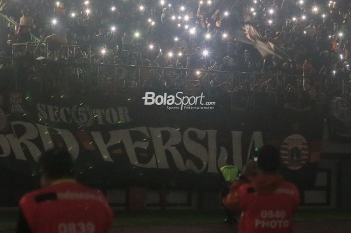 Suasana mati lampu sempat menghiasi laga uji coba antara Persija Jakarta versus Ratchaburi FC di Stadion Patriot Candrabhaga, Bekasi, Jawa Barat, Minggu (25/6/2023) malam.