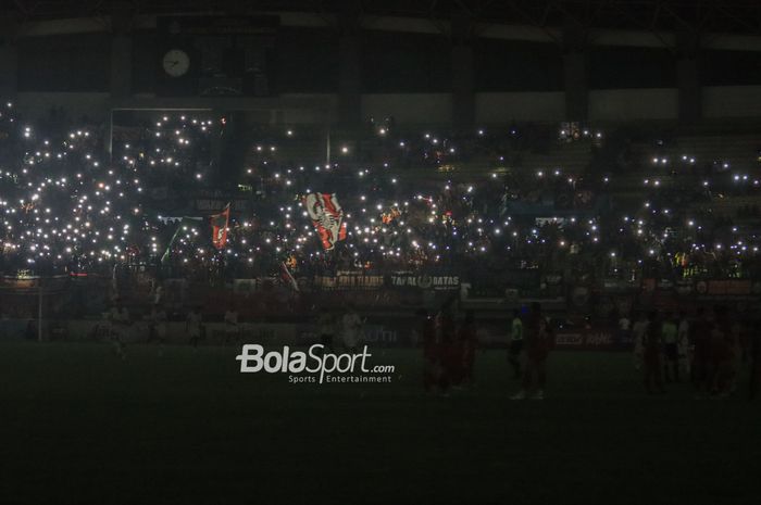 Suasana mati lampu sempat menghiasi laga uji coba antara Persija Jakarta versus Ratchaburi FC di Stadion Patriot Candrabhaga, Bekasi, Jawa Barat, Minggu (25/6/2023) malam.