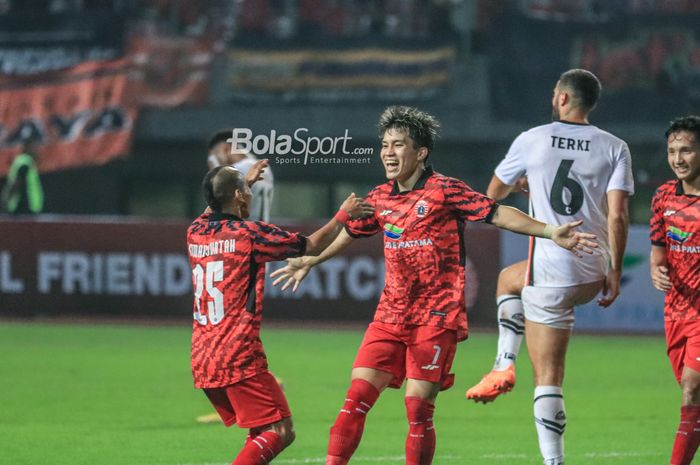 Pemain Persija Jakarta, Riko Simanjuntak  (kiri), sedang melakukan selebrasi dengan Ryu Matsumura dalam laga uji coba di Stadion Patriot Candrabhaga, Bekasi, Jawa Barat, Minggu (25/6/2023) malam.