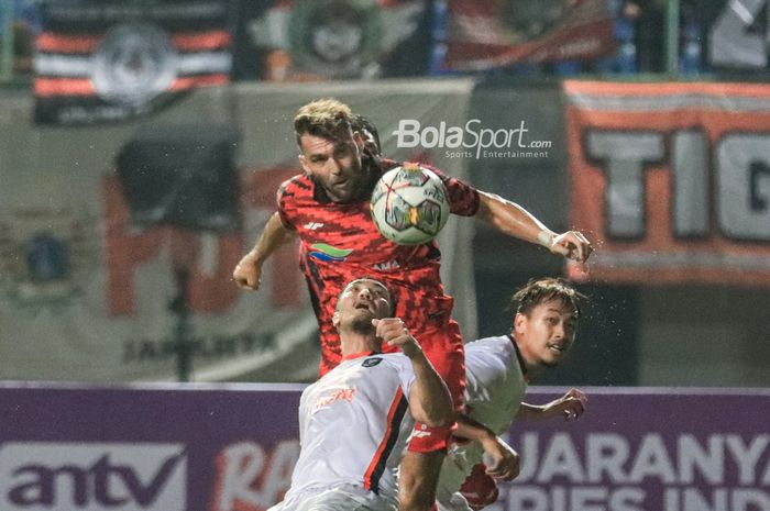 Penyerang asing Persija Jakarta, Marko Simic (tengah), sedang menyundul bola saat bertanding dalam laga uji coba di Stadion Patriot Candrabhaga, Bekasi, Jawa Barat, Minggu (25/6/2023) malam.