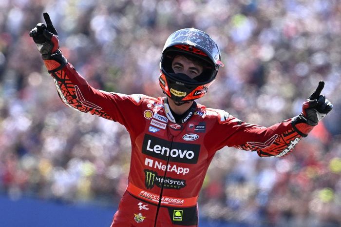 Pembalap Ducati Lenovo, Francesco Bagnaia. merayakan kemenangannya pada balapan MotoGP Belanda di SIrkuit Assen, Belanda, 25 Juni 2023.