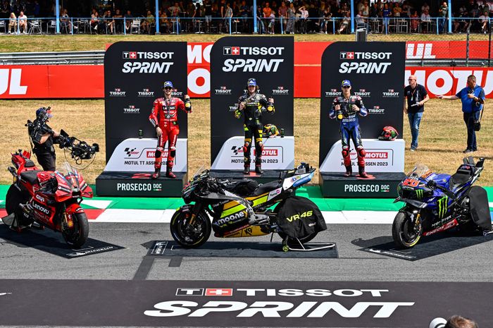 Dari kiri ke kanan, Francesco Bagnaia (Ducati Lenovo), Marco Bezzecchi (Mooney VR46) dan Fabio Quartararo (Monster Energy Yamaha) di podium sprint race MotoGP Belanda 2023 di Sirkuit Assen, Sabtu (24/6/2023).