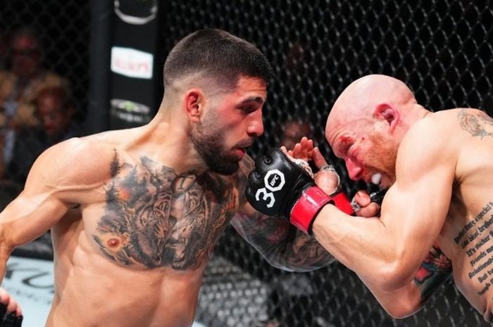 Ilia Topuria mengkhayal terima tantangan Conor McGregor andai kembali bertarung di UFC usai tak kunjung mendapat respon dari Islam Makhachev. 