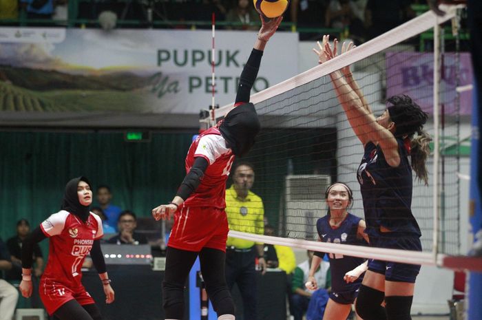 Setter tim voli putri Indonesia, Arneta Putri, berusaha melakukan serangan kepada Taiwan pada semifinal AVC Challenge Cup 2023 melawan Taiwan di GOR Tri Dharma, Gresik, Sabtu (24/6/2023).