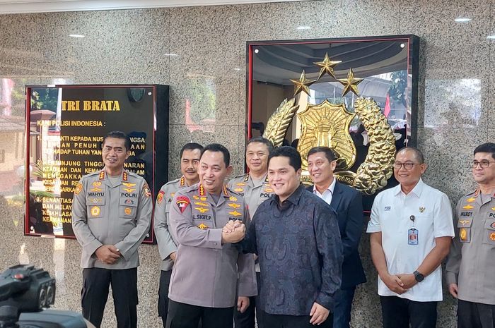 Kapolri Listyo Sigit dan Ketum PSSI Erick Thohir.