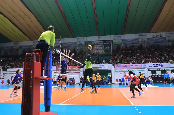 Indonesia (jersey kuning) menghadapi Vietnam (jersey biru) pada final AVC Challenge Cup 2023 di GOR Tri Dharma, Gresik, Jawa Timur, 25 Juni 2023.