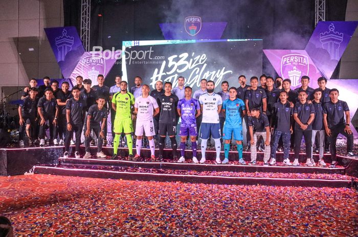 Skuat Persita Tangerang (skuad Persita Tangerang) sedang berfoto bersama dalam peluncuran tim dan jersey musim 2023 di The Spring Club, Gading Serpong, Tangerang, Banten, Senin (26/6/2023) siang.