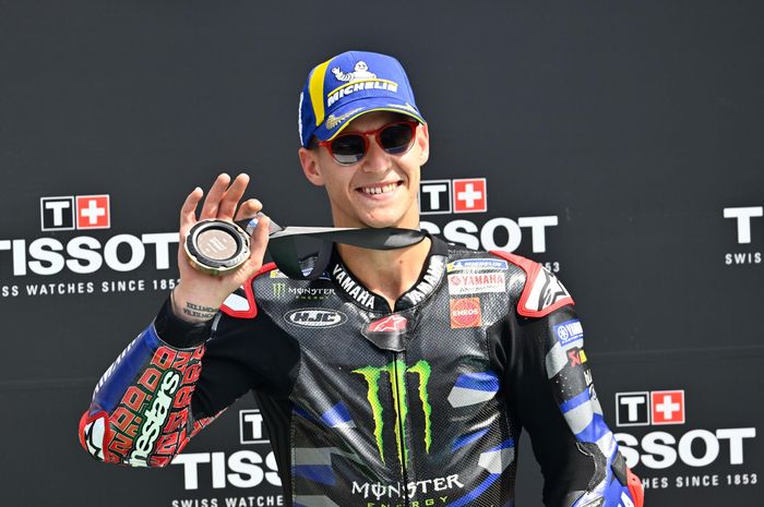 Pembalap Monster Energy Yamaha, Fabio Quartararo, berpose setelah naik podium ketiga pada sprint race MotoGP Belanda 2023 di Sirkuit Assen, Sabtu (24/6/2023).