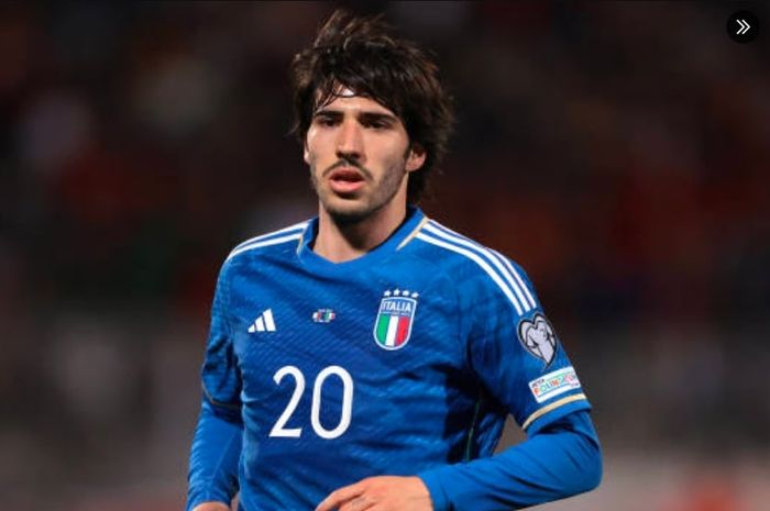 Sandro Tonali saat membela timnas U-21 Italia. Assist pemain yang dijual AC Milan ini bantu Italia menang tipis atas Swiss di laga Euro U-21 2023 (25/6/2023).