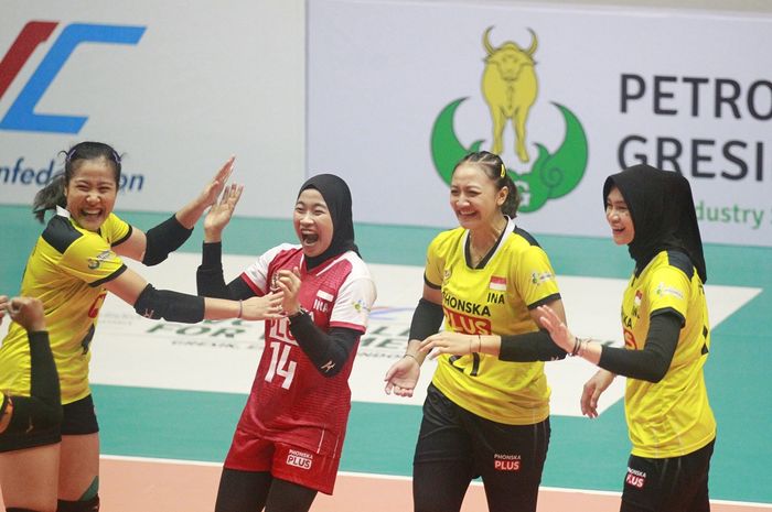 Pemain timnas voli putri Indonesia (ki-ka) Ratri Wulandari, Dita Azizah, Aulia Suci, dan Wilda Siti Nur Fadhilah saat menghadapi Vietnam pada final AVC Challenge Cup 2023 di GOR Tri Dharma Gresik, Minggu, 25 Juni 2023