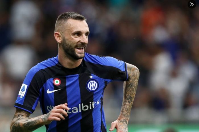 Barcelona cuma bisa pasrah melihat Marcelo Brozovic di ambang penjualan Inter Milan ke klubnya Cristiano Ronaldo, Al Nassr, pada bursa transfer musim panas 2023.