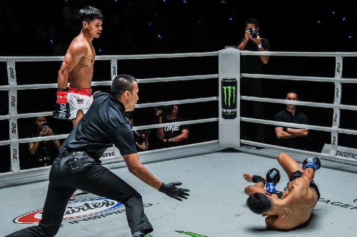 Paopam Watcharin terakhir menjadi wasit di laga Superbon kontra Tayfun Ozcan di ONE Fight Night 11 (10/6/2023). 