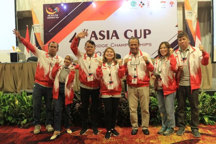 Tim bridge Indonesia saat meraih medali emas pada Asia Cup Bridge Championship 2022, di Jakarta, 25 Oktober 2022.