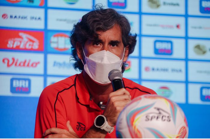 Pelatih Bali United, Stefano Cugurra saat memberi keterangan kepada awak media jelang Liga 1 2023/2024.