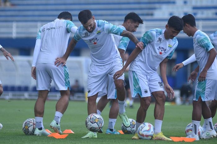 Tyronne del Pino dan Ryan Kurnia saat mengikuti latihan Persib Bandung jelang Liga 1 2023/2024.