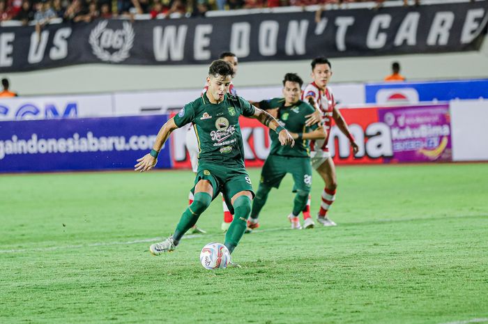 Bruno Moreira saat mengeksekusi penalti untuk gol pertama Persebaya dalam kemenangan saat menghadapi Persis Solo dengan skor 3-2