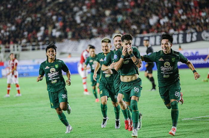 Selebrasi Bruno Moreira usai mencetak gol pertama Persebaya atas Persis Solo di Stadion Manahan, Solo, Sabtu (1/7/2023)