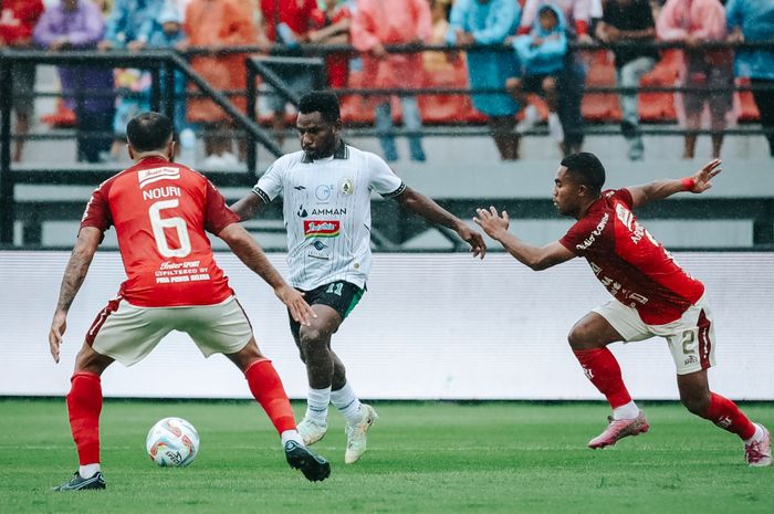 Pemain PSS Sleman, Ricky Cawor saat menguasai bola dari para pemain Bali United dalam laga pekan pertama Liga 1 2023/2024 di Stadion Kapten I Wayan Dipta Gianyar, Bali, Sabtu (1/7/2023).