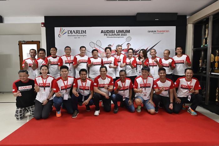 Para legenda dan sebagian pebulu tangkis PB Djarum berpose seusai konferensi pers Audisi Umum PB Djarum 2023 di Kudus, Jawa Tengah, Sabtu (1/7/2023).