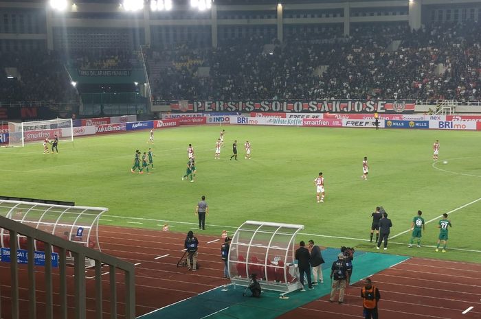 Pemain Persebaya Surabaya, Bruno Moreira, melakukan selebrasi setelah mencetak gol ke gawang Persis Solo, pada laga pekan perdana Liga 1 2023/2024, Sabtu (1/7/2023).