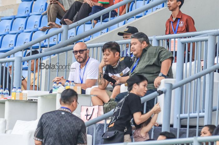 Legenda kiper timnas Italia sekaligus Director of Instutional and Infrastructure Development dari Persita Tangerang, Walter Zenga (baju putih), sedang menonton laga pekan pertama Liga 1 2023 antara Dewa United versus Arema FC di Stadion Indomilk Arena, Tangerang, Banten, Minggu (2/7/2023) siang.