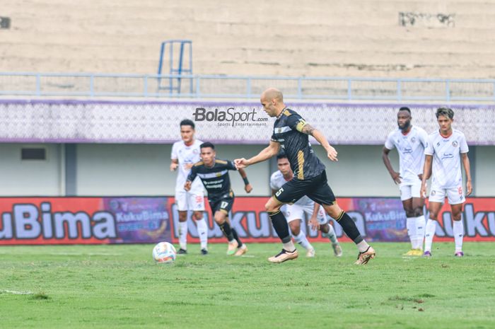 Risto Mitrevski saat akan menendang penalti dalam laga pekan pertama Liga 1 2023 antara Dewa United versus Arema FC di Stadion Indomilk Arena, Tangerang, Banten, Minggu (2/7/2023) siang.