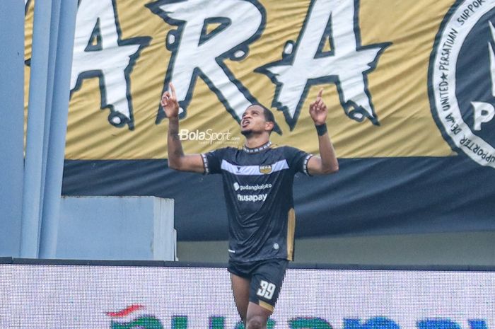 Alex Martins Ferreira sedang melakukan selebrasi seusai mencetak gol dalam laga pekan pertama Liga 1 2023 antara Dewa United versus Arema FC di Stadion Indomilk Arena, Tangerang, Banten, Minggu (2/7/2023) siang.