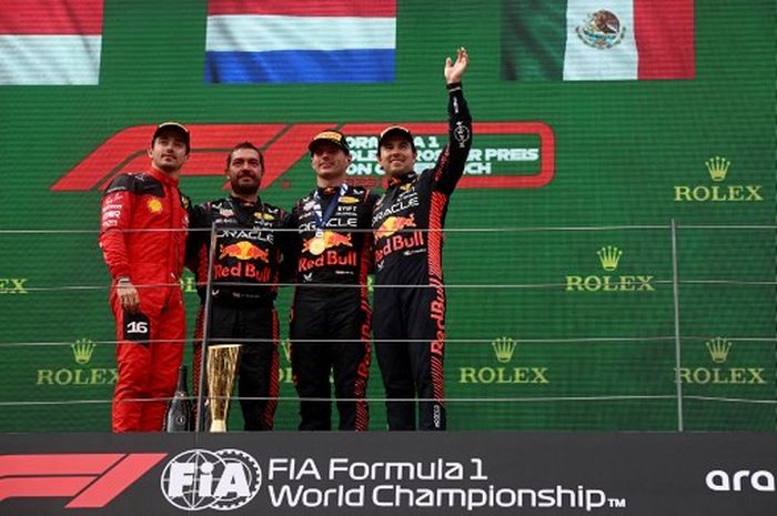 Dari kiri ke kanan, Charles Leclerc (Ferrari), anggota tim Red Bull,  Max Verstappen dan Sergio Perez (Red Bull) di podium F1 GP Austria 2023 di Red Bull Ring, Minggu (2/7/2023).